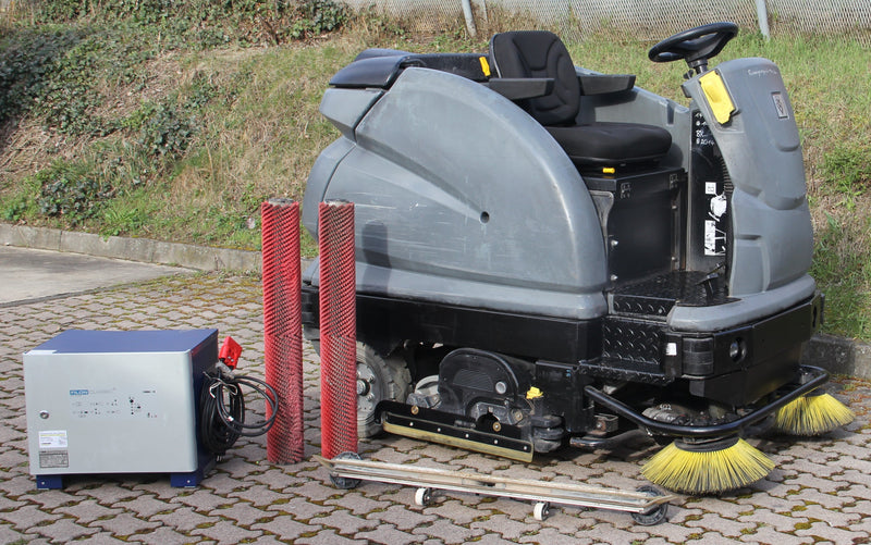 Seitenansicht Scheuersaugmaschine mit Ladegerät, 2 rote Walzen und Saugbalken